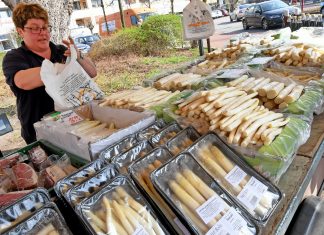 Sommermärchen für Spargelfreunde Spargel wird auf einem Wochenmarkt verkauft.