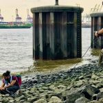Soundwalk: Der Stadt zuhören Transcorner Projekt: Teilnehmer des "Soundlandschaft" Workshops nehmen Geräusche der Elbe auf. Foto: Heico Schulz