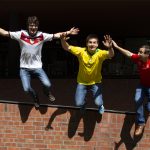 Mexiko: Tequila gegen den Achtelfinal-Fluch Die WM-Podcast-Moderatoren Tobi, Ted und Björn springen im Schweden und Mexiko-Trikot voller WM-Frust von einer Mauer.