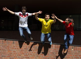 Mexiko: Tequila gegen den Achtelfinal-Fluch Die WM-Podcast-Moderatoren Tobi, Ted und Björn springen im Schweden und Mexiko-Trikot voller WM-Frust von einer Mauer.