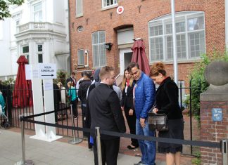 “Die Türkei braucht Demokratie und Freiheit” Parlamentswahl in der Türkei: Menschen gehen im türkischen Konsulat wählen.