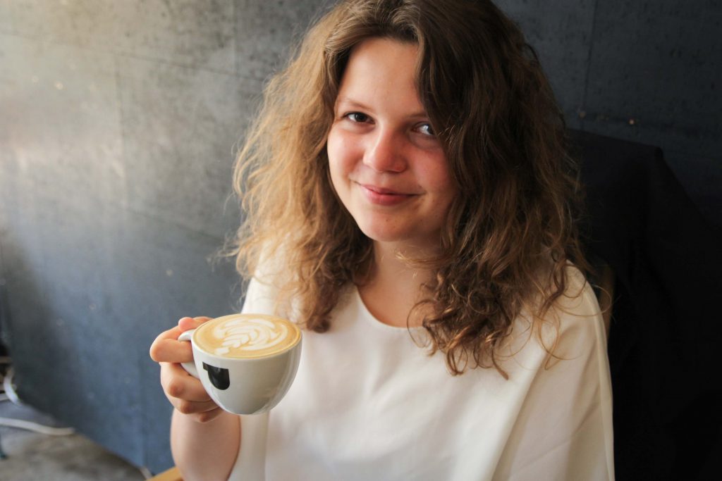 Harriet Dohmeyer, die Gründerin vom Ankerwechsel Verlag, hat eine Vorliebe für guten Kaffee.