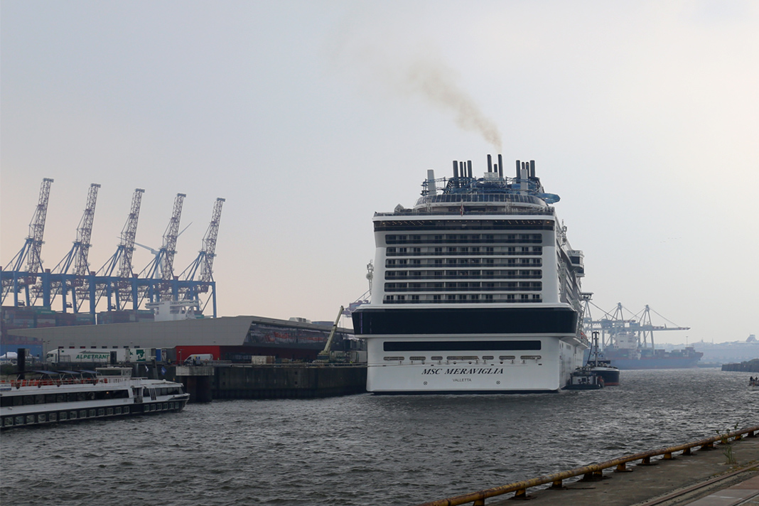 Die großen Schiffe sorgen für schlecht Luft am Hafen. Der Treibstoff LNG könnte das ändern. Foto: HHM/Peter Glaubitt