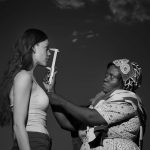 Umgekehrte Kolonialgeschichte: Auf Babejs Foto misst eine schwarze Kolonialistin den Kopf einer weißen Frau. Foto: Marc Erwin Babej