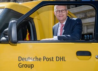 DHL liefert bald ohne Abgase aus Peter Tschentscher mit einem der neuen E-Transporter der Deutschen Post DHL. Er will die Elektromobilität Hamburgs fördern. Foto: Foto: Axel Heimken/dpa