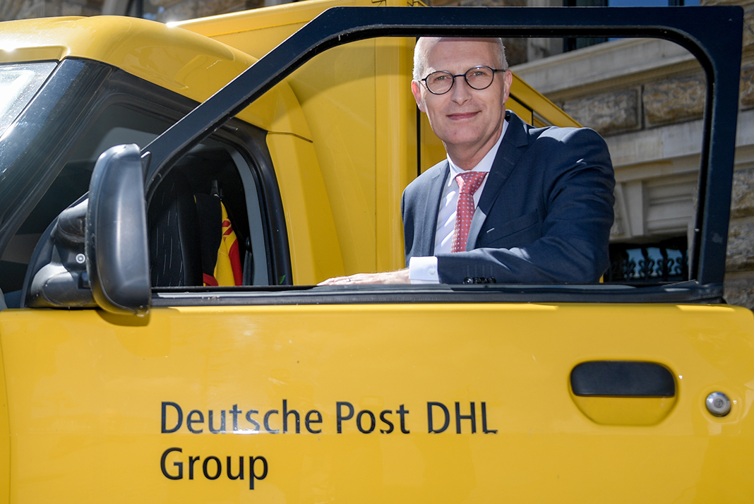 Peter Tschentscher mit einem der neuen E-Transporter der Deutschen Post DHL. Er will die Elektromobilität Hamburgs fördern. Foto: Foto: Axel Heimken/dpa