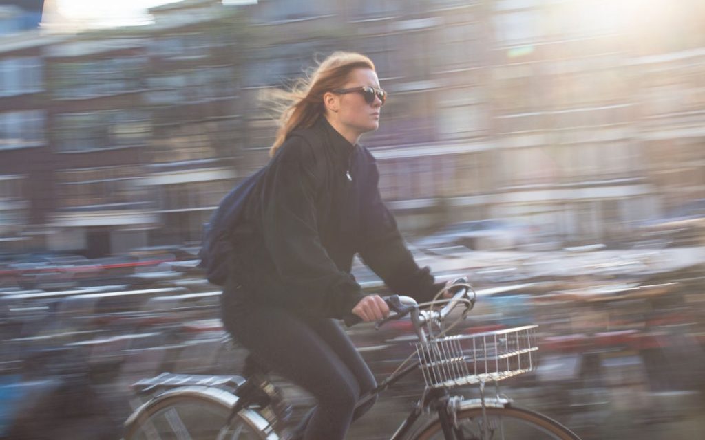 Junge Frau fährt Fahrrad.