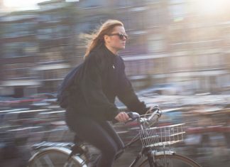 7 Dinge, die jeder kennt, der in Hamburg Fahrrad fährt Junge Frau fährt Fahrrad.