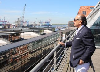 “Eine Stadt muss Geschichte erzählen” Hadi Teherani auf seinem Bürobalkon an der Elbe. Foto: Shahrzad Rahbari