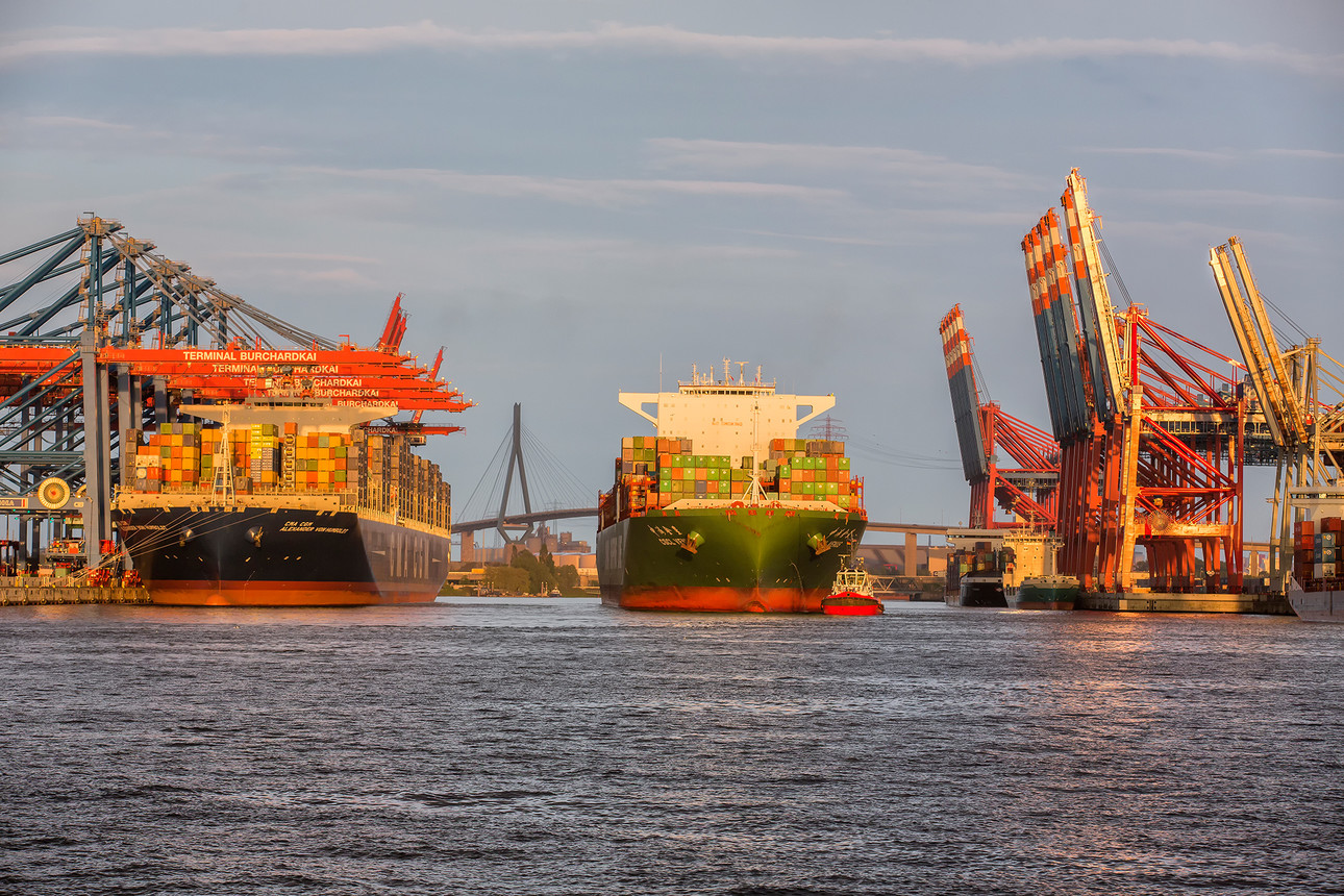 Die großen Schiffe sorgen für schlecht Luft am Hafen. Der Treibstoff LNG könnte das ändern. Foto: HHM/Peter Glaubitt
