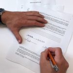 Mietpreisbremse für Hamburg neu erlassen Mietpreisbremse neu erlassen. Das Foto zeigt jemanden, der gerae einen Vertrag unterschreibt. Foto: Cherifa Akili