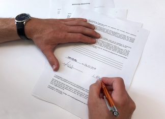 Mietpreisbremse für Hamburg neu erlassen Mietpreisbremse neu erlassen. Das Foto zeigt jemanden, der gerae einen Vertrag unterschreibt. Foto: Cherifa Akili