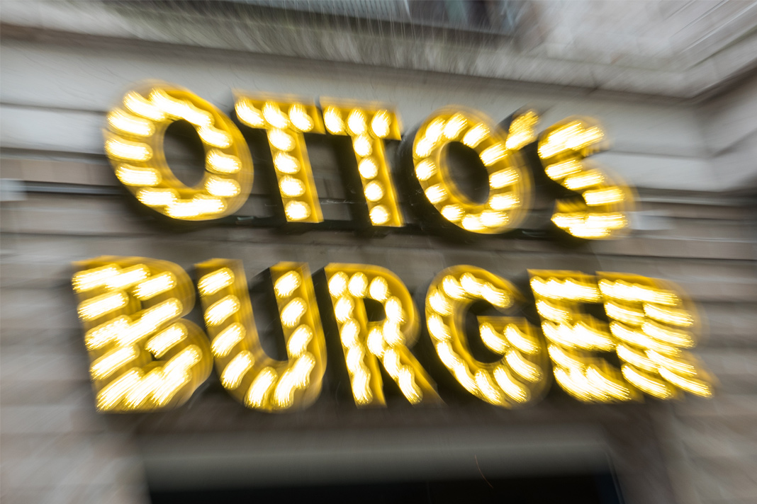 Otto's Burger : Ein Schild des Hamburger Burgerladens