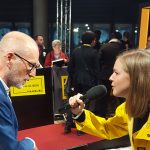 FINK.AMBURG-Mitarbeiterin Paula Loske-Burkhardt interviewt den Schauspieler Peter Lohmeyer auf dem roten Teppich bei der Eröffnung des Filmfest Hamburg.