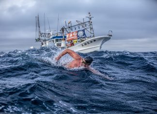 Nachts in einem Meer aus Plastik Copyright: André Wiersig
