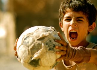 Lieblingsfilme aus aller Welt Ein Junge mit Fußball. Zum zweiten Mal kooperiert das Filmfest Hamburg mit dem Projekt Heimatfilme. Foto: farbfilm verleih GmbH