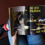 Klappe auf für das Filmfest Hamburg Symbolbild Frau liest Filmfest Programm