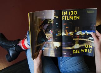 Klappe auf für das Filmfest Hamburg Symbolbild Frau liest Filmfest Programm