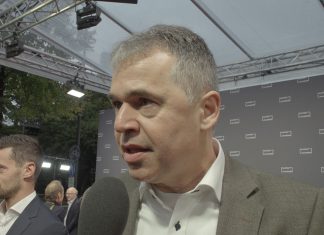 Filmfest Hamburg: Am Roten Teppich bei “Mario” Andreas rettig im Interview am Roten Teppich beim Film "Mario"