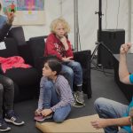 Sind Kinder die besseren Drehbuchautoren? Einmal ein Drehbuch schreiben: Im Workshop versuchen sich Kinder als AutorInnen. Foto: Luisa Höppner.