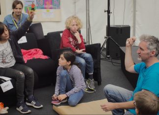 Sind Kinder die besseren Drehbuchautoren? Einmal ein Drehbuch schreiben: Im Workshop versuchen sich Kinder als AutorInnen. Foto: Luisa Höppner.