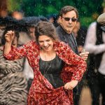 Verletzte Seelen der Über-Fünfzigjährigen Agnès Jaoui als Hélène (vorne) und Jean-Pierre Bacri als Castro (hinten) im Film "Champagner & Macarons: Ein unvergessliches Gartenfest".