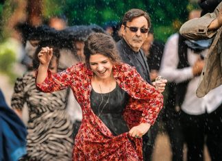 Verletzte Seelen der Über-Fünfzigjährigen Agnès Jaoui als Hélène (vorne) und Jean-Pierre Bacri als Castro (hinten) im Film "Champagner & Macarons: Ein unvergessliches Gartenfest".