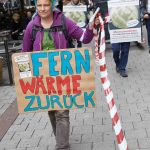 Demonstranten fordern Fernwärme-Rückkauf. Foto: Georg Wendt/dpa