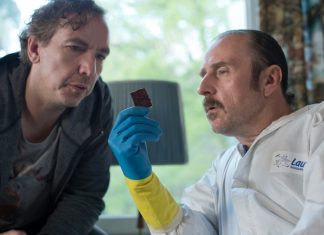 “Tatortreiniger”: Der Punk stirbt mit Filzgleitern Filzgleiter oder Hautfetzen? Der Tatortreiniger rätselt mit Freund Didi.