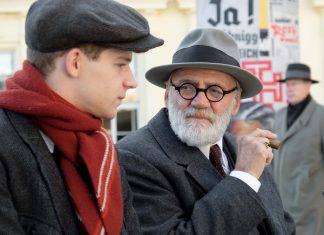 Am Kiosk mit Sigmund Freud Sigmund Freud, gespielt von Bruno Ganz, versucht Franz die großen Fragen des Lebens zu beantworten. Man sieht Freud und Franz nebeneinander, Freud raucht eine Zigarre und sieht nachdenklich aus. Foto: Tobis Film GmbH