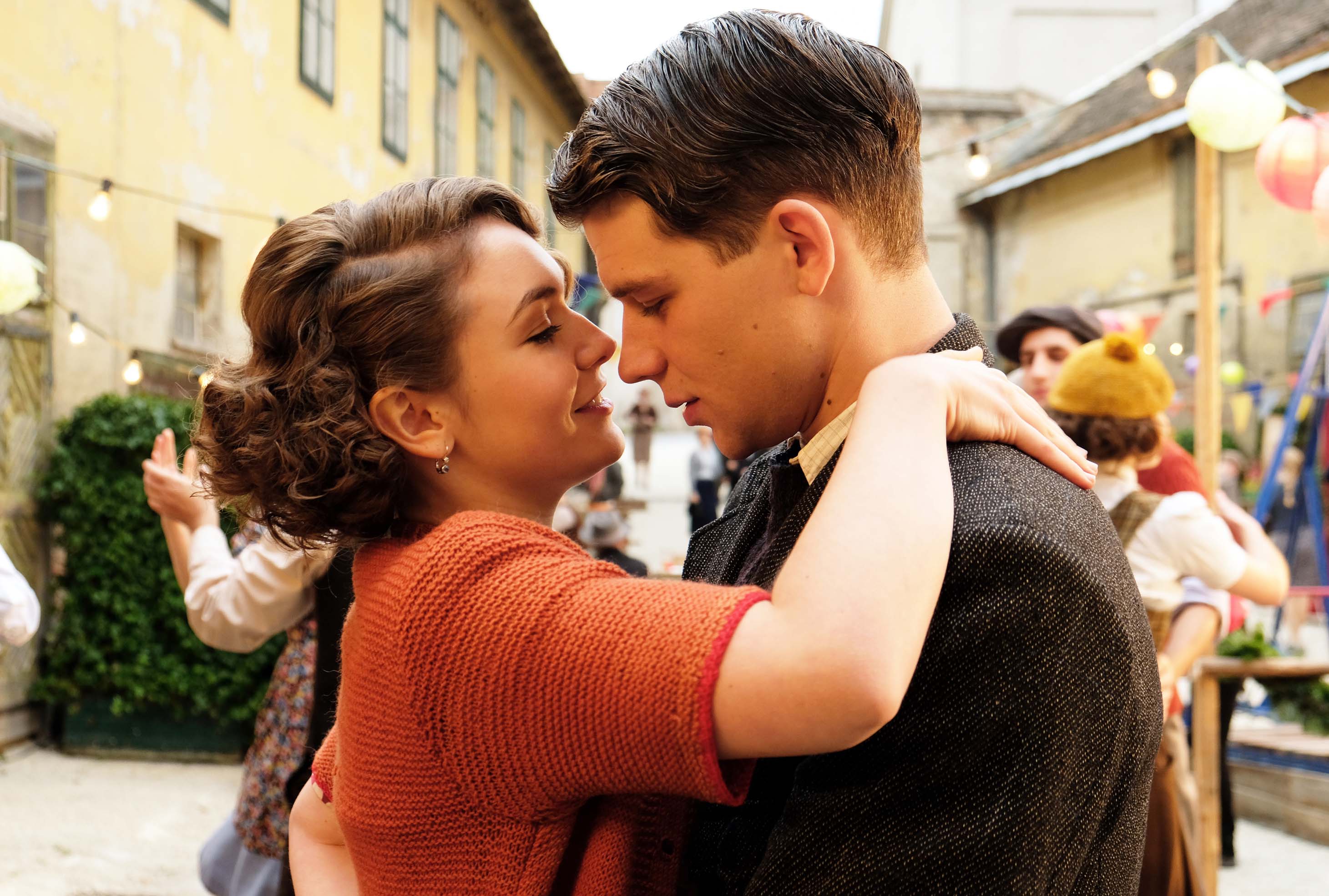 Der Trafikant (Simon Morzé) verliebt sich in die Böhmin Anezka (Emma Drogunova). Man sieht die beiden innig miteinander tanzen. Foto: Tobis Film GmbH