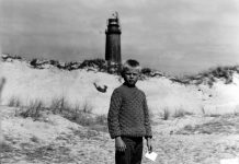 Der Helfer, dem niemand hilft Die Reise nach Sundevit: Tim Tammer vor dem Leuchturm, in dem seine Familie wohnt