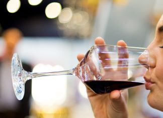 Hamburgerinnen trinken am meisten Alkohol Drogen- und Suchtbericht: Eine Frau trinkt wein