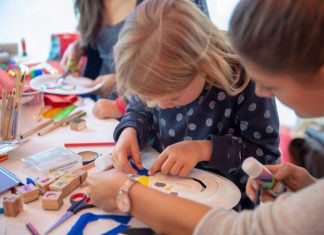 Superhelden für einen Tag Ylvi bastelt ihre Maske beim Superhelden-Workshop