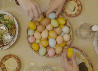 Einmal den Tisch (auf-)decken, bitte! Bei Heaven Without People werden Vorurteile, Sexismus, Rassismus und Korruption serviert. Filmstill: Lucien Bourjeily