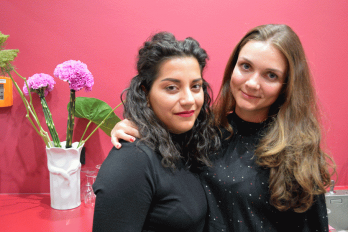 Medya Kofli (31) und Janina Granfar (28) sind für die Heimatfilme mit ihrer Gruppe aus Berlin angereist. Foto: Shahrzad Rahbari