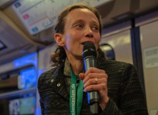 Das Diät-Gerät und bärige Wärmetricks Anastasia August während ihres Vortrags. Foto: Björn Rohwer