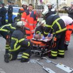 Rettungskräfte versorgen den Verletzten in Wandsbek.