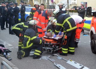 Wandsbek: Polizei startet Zeugenaufruf Rettungskräfte versorgen den Verletzten in Wandsbek.