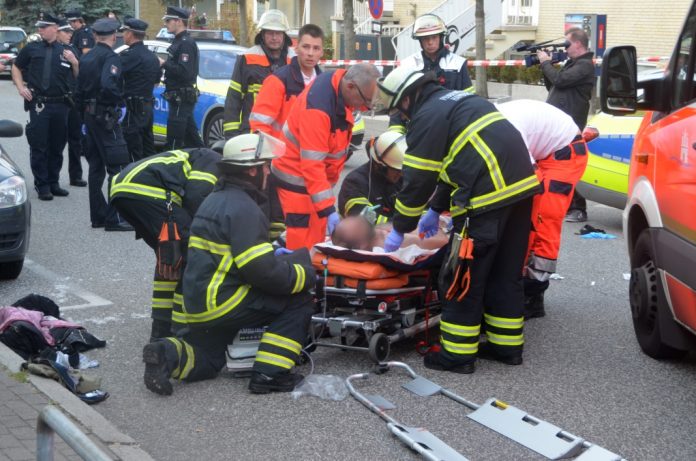 Rettungskräfte versorgen den Verletzten in Wandsbek.