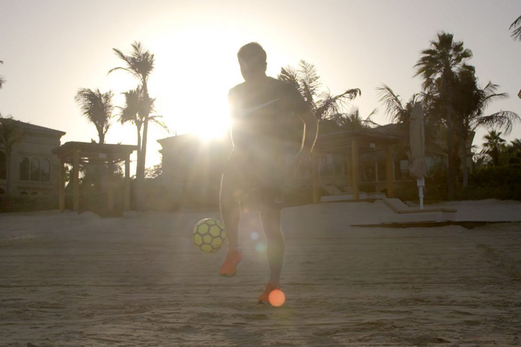 In "Being Mario Götze" trainiert der Protagonist mit dem Ball am Strand.