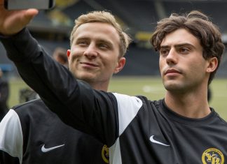 Outing in der Fussballkabine Mario und Leon posen für ein Selfie im Film "Mario". Homosexualität im Fußball ist immer noch ein Tabu-Thema.