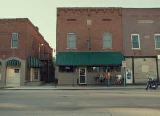 Irgendwo im Nirgendwo Im Imbiss-Restaurant von Monrovia werden Schweinekotelletts serviert. Foto: Doc & Film International