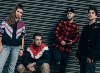 Neonschwarz: Müde Party-Zecken Neonschwarz vor einer Mauer.