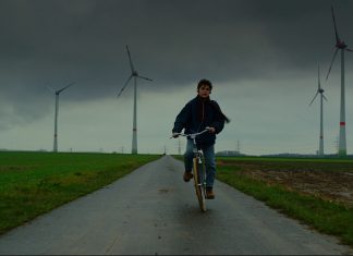 Zwischen Heimweh und Integration Peters Odyssee: Petya fährt auf seinem Fahrrad durch ein trostloses Deutschland. Foto: Intercinema Ltd.