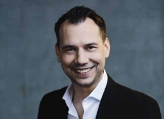 “Ich würde versuchen, in die Nähe des Täters zu kommen” Man sieht einen lächelnden Mann im Anzug.Sebastian Fitzek ist einer der erfolgreichsten Schriftsteller Deutschlands © 2017 Gene Glover / Agentur Focus