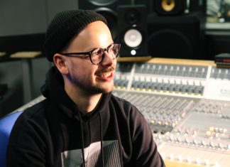 “Es macht mehr Spass, selbst eine Tür einzutreten” HAW Sound Design Absolvent Michael Manzke. Foto: Melina Mork