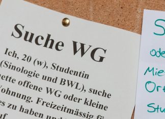 Tausende Studierende warten auf Wohnheimsplatz Studentinnen suchen mit Zetteln an einem Schwarzen Brett eine Wohnung.