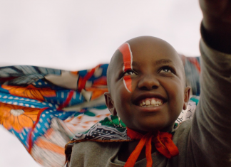 Superhelden sterben nicht Supa Modo fliegt durch die Lüfte.