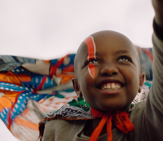 Superhelden sterben nicht Supa Modo fliegt durch die Lüfte.